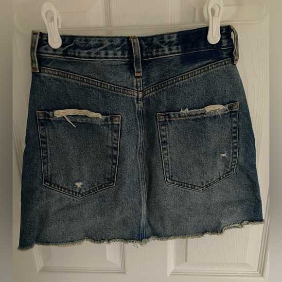 Abercrombie and Fitch Natural Rise Denim Skirt. Size 26 (2). - Picture 3 of 3